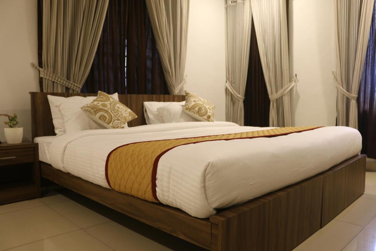 The Rubis Hotel Kottakkal Exterior photo